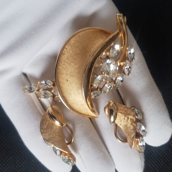 1960-s BSK VINTAGE FLOWER BROOCH AND CLIPS SET WITH MARQUISE CLEAR STONES. - Picture 5 of 7